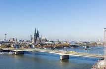 Die Deutzer Brücke mit dem Kölner Dom im Hintergrund