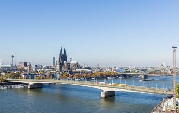 Die Deutzer Brücke mit dem Kölner Dom im Hintergrund