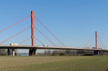 Die A42-Brücke zwischen DuisburgBeeckerwerth und Baerl (Foto: via Wikimedia)