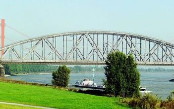 Die Haus-Knipp-Eisenbahnbrücke in Duisburg (Foto: Wikimedia)