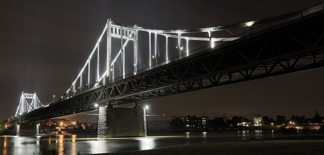 Die Krefeld-Uerdinger-Rheinbrücke bei Nacht (Foto: Markus Walber via Wikimedia)