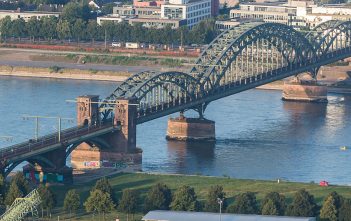 Die Kölner Südbrücke vom Ballon aus gesehen (Foto: Wikimedia)