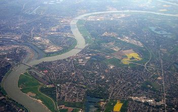 Duisburg von Norden her gesehen - im Bild rechts die Ruhrmündung