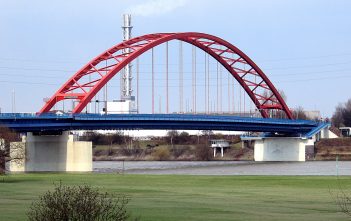 Die "Brücke der Solidarität" zwischen Duisburg und Rheinhausen (Foto: Wikimedia)