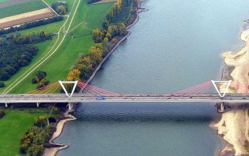 Die Flughafenbrücke zwischen Düsseldorf und Meerbusch (Bild: Panoramio/Wikimedia)