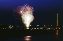 Daserste Düsseldorfer Japan-Feuerwerk 1983 (Quelle:Wikimedia)