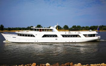Partyschiff Grace Kelly auf dem Rhein bei Neuss