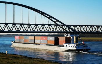 Die Henri-R an der Hammer Eisenbahnbrücke bei Düsseldorf