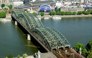 Die Hohenzollernbrücke in Köln (Foto: Wikimedia)