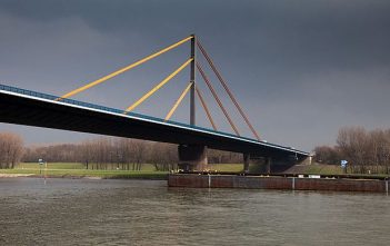 Die Rheinbrücke Neuenkamp mit der A40 bei Duisburg