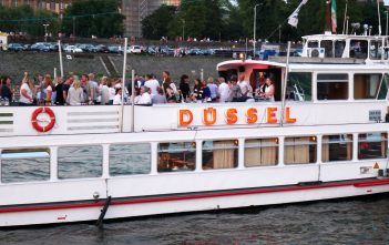 Party an Bord der MS Düssel, einem Schiff der Weissen Flotte