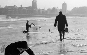 Winter 1963 - zu Fuß auf dem Rhein bei Köln (Foto: dpa)