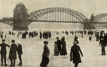Der zugefrorene Rhein im Winter 1913/14 - hier an der Oberkasseler Brücke in Düsseldorf