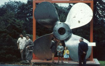 Die gigantische Schiffsschraube von Krupp im Park der Villa Hügel (ca. 1960)
