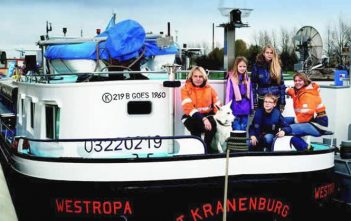 Die Kinder der Familie Kranenburg an Bord der MS Westropa