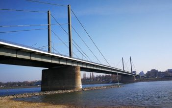 Die Theodor-Heuss-Brücke in Düsseldorf - Deutschlands erste Schrägseilbrücke