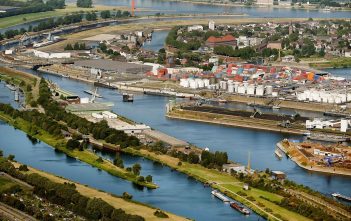 Der Duisburger Hafen - so viel wie davon auf ein Bild passt (Foto: WDR)