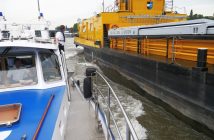 Die freundlichen Menschen von der Wasserschutzpolizei regeln den Verkehr auf dem Rhein