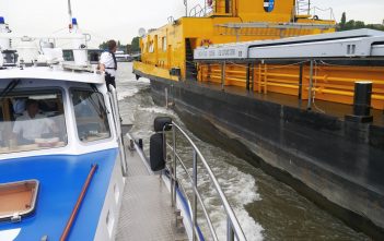 Die freundlichen Menschen von der Wasserschutzpolizei regeln den Verkehr auf dem Rhein