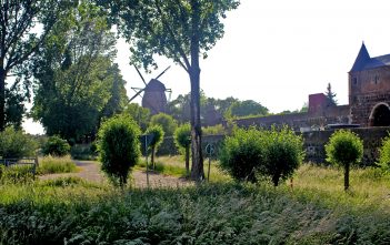 Stadt Zons - ein Stück Mittelalter am Rhein